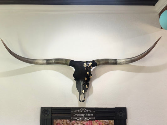 Golden Outlaw – 72” Longhorn Statement Skull